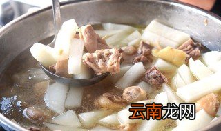 鸡汤煨白萝卜步骤 怎么做鸡汤炖萝卜