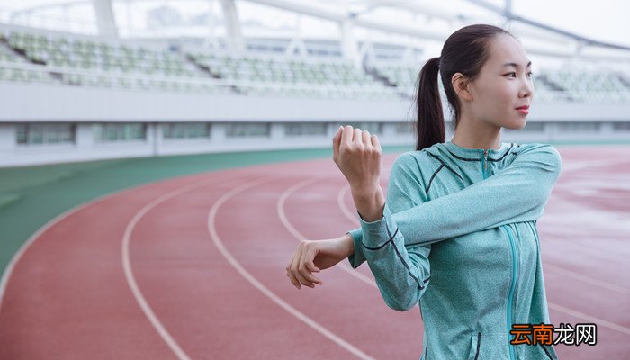 卫衣太宽大了怎么搭配 卫衣又宽又大怎么搭配衣服