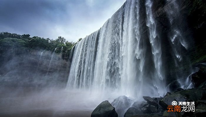 望庐山瀑布古诗意思 望庐山瀑布古诗意思解释