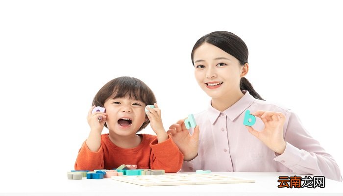 一群一群的花从无人知道的地方突然跑出来缩句 一群一群的花从无人知道的地方突然跑出来怎么缩短