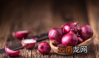 怎样做美味的洋葱青椒炒香菇 如何做美味的洋葱青椒炒香菇