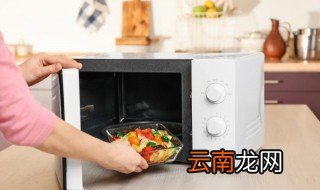 烤盘可以放微波炉里吗 烤盘可以放在微波炉里吗