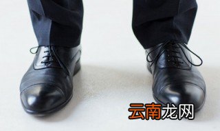 如何去除皮鞋上的水渍，皮鞋上水渍印怎么去除