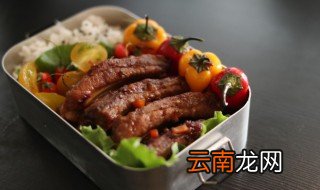 蒸排骨饭的做法 蒸排骨饭的做法排骨一起放吗