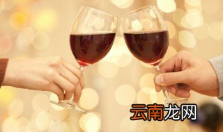 红酒里放柠檬可以吗 红酒里面放柠檬可以吗