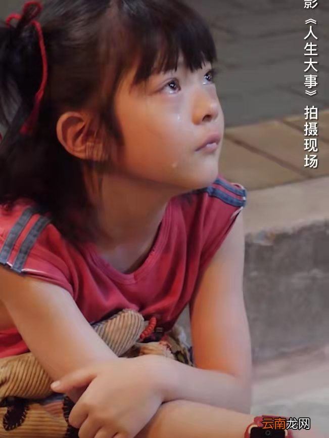 朱一龙拍戏太敬业了，让小演员用力踢自己，还说自己练过金钟罩
