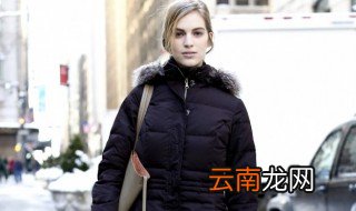 羽绒服洗完一股脚臭味怎么处理 去除羽绒服臭味的方法