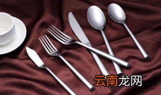西餐刀叉用哪个手 西餐拿刀叉的正确方法