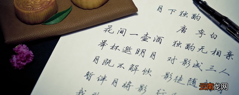 乱花渐欲迷人眼描写的是什么季节 乱花渐欲迷人眼是哪个季节