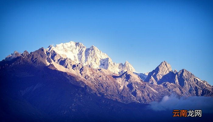 从军行前两句主要描写了边塞什么的环境 从军行前两句主要描写的边塞环境