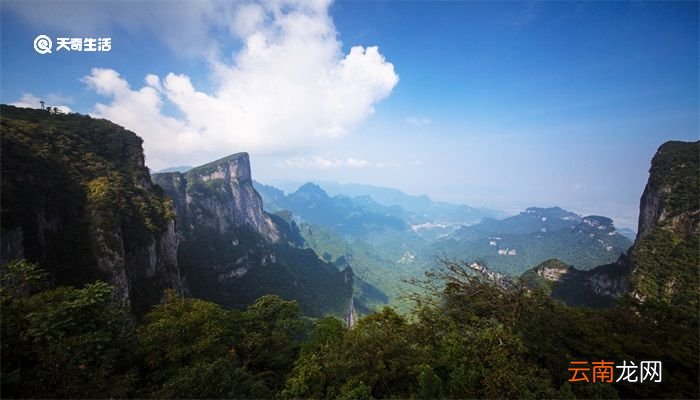 望天门山描写什么景色 望天门山描写的是什么景色