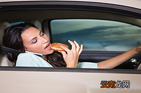 开车打电话罚款多少钱