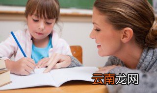 丩怎么读，言字旁一个丩怎么读