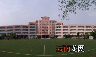 学校里有什么建筑物 学校里有行政楼教学楼食堂等