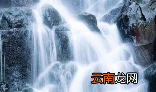 飞流直下三千尺疑是银河落九天是描绘的哪里？ 是谁写的呢