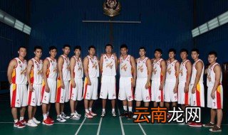 八一队男篮主教练 给大家介绍一下