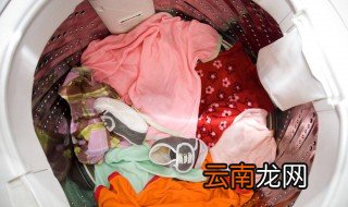 婴儿的衣服可以用洗衣机洗吗 能和大人衣服混在一起洗吗