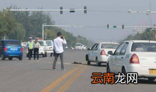 红绿灯停车技巧 新手开车遇红绿灯停车通过技巧|