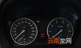 汽车仪表盘上显示油表还显示什么 汽车仪表器上油表旁边的是什么