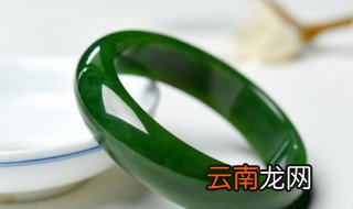 油青翡翠手镯越戴越好 为什么油青翡翠手镯越戴越好