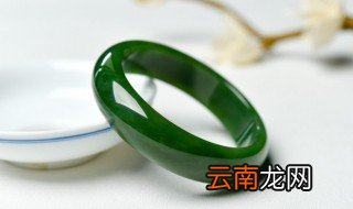 翡翠玉和和田玉哪个好 翡翠玉和和田玉具体哪个好