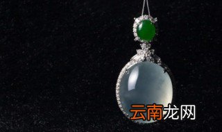 女人戴翡翠吊坠的好处 女人戴翡翠吊坠的好处有什么