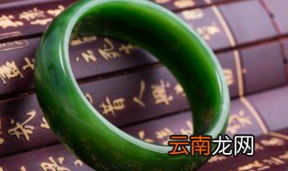 黄翡翠和绿翡翠哪个好 黄翡翠和绿翡翠谁更好