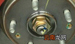 踩刹车方向盘抖动怎么回事 应该怎么解决