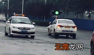 科目三红绿灯停车及起步步骤 驾考科目三红绿灯停车起步技巧