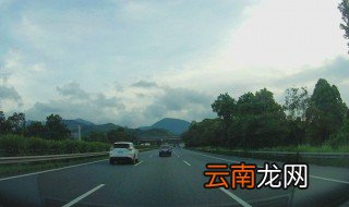 开车怎么才能保持在中间走 车子怎么能保持在车道中间?