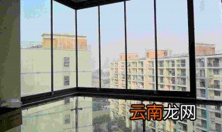 阳台外面玻璃怎么擦 可以用铝合金刮板吗