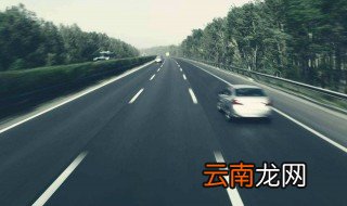 直线行驶老跑偏诀窍 应该如何调整方向