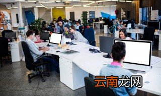 文字环绕方式怎么设置 点击任务栏上方的插入