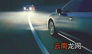 为什么车辆的近光灯左边比右边低 知道为啥吗