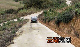 半坡起步先松离合还是先给油 老司机来讲解