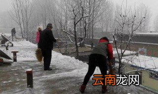 下雪房顶不扫雪行吗 屋顶上有雪不扫行吗