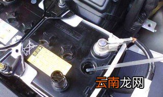 轿车骆驼电瓶加水该如何打开 几步教你快速打开