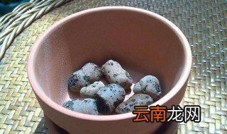 养花用蛭石还是珍珠岩 一般养花的时候用什么石头