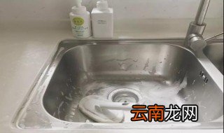 请问酒精可以去厨房的油渍吗? 酒精去除油污的原理是什么