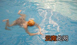 蛙泳不会沉下去技巧 蛙泳不会沉下去的秘诀
