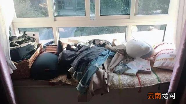 飘窗好好用，不得不说很划算，打排格子柜代替沙发，可休闲可收纳