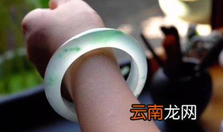 双手戴翡翠手镯要戴一样的吗 双手戴翡翠手镯是不是要一样