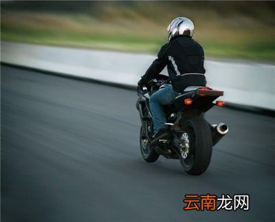 怎么选择正确的摩托车头盔  央视揭头盔质量问题