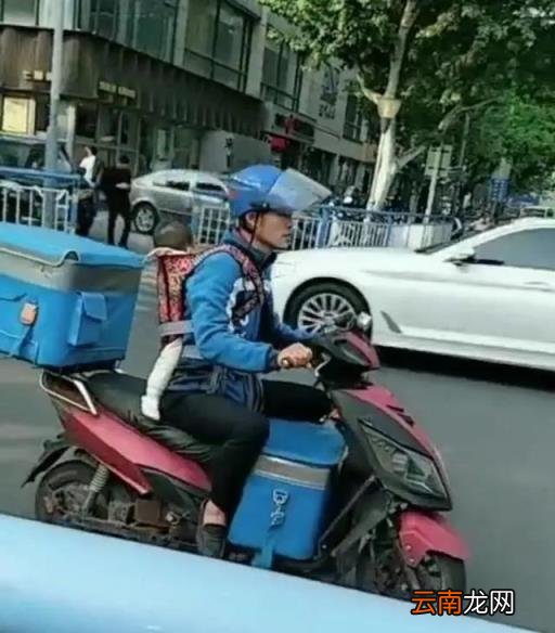 6个月就住爸爸外卖箱的女孩长大了 外卖宝宝长大了