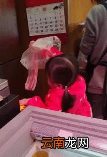 6个月就住爸爸外卖箱的女孩长大了 外卖宝宝长大了