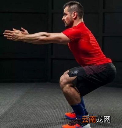 深蹲这个动作对身体都有哪些好处呢