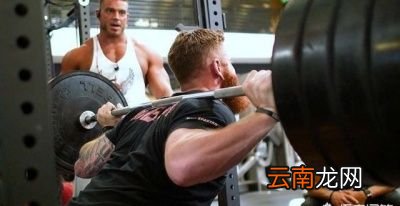 在深蹲的整个过程始终要做到以下几点