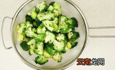 怎样炒西蓝花尝一尝西蓝花炒蒜片吧