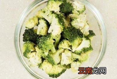怎样炒西蓝花尝一尝西蓝花炒蒜片吧