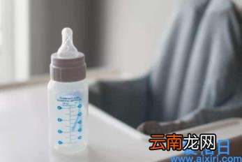 宝宝吐奶腹泻是不是不要喝奶 宝宝喝奶就吐还拉肚子怎么回事